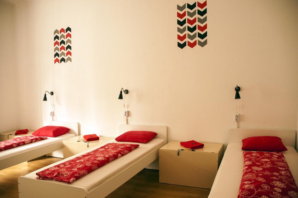 2Night Hostel Budapeste Exterior foto