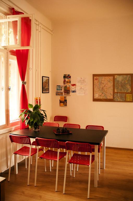 2Night Hostel Budapeste Exterior foto